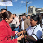 Detrás de Alberto Aguilera Valadez